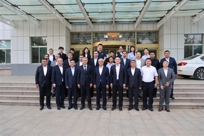 우즈베키스탄 주지사 20여 명 대표단이 산동 Runhorse 신에너지 자동차 유한회사를 시찰했습니다.